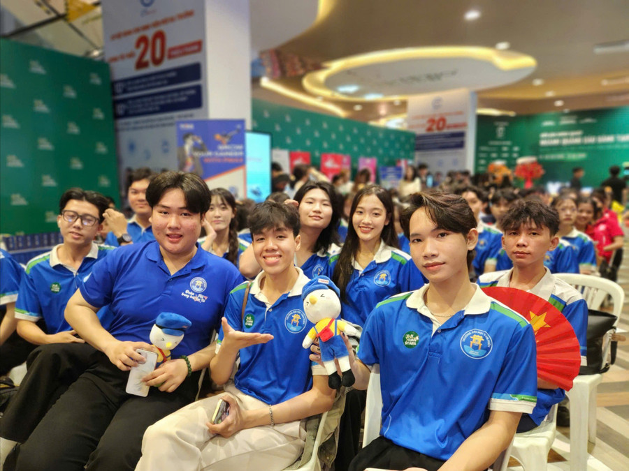 Sinh viên Trường Đại học Văn Hiến hào hứng tham gia sự kiện.