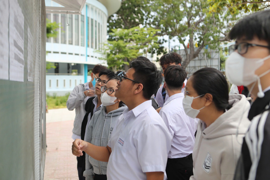 Thí sinh xem số báo danh và phòng thi. (Ảnh: X.N). 0553a5aa4662f13ca873.jpg