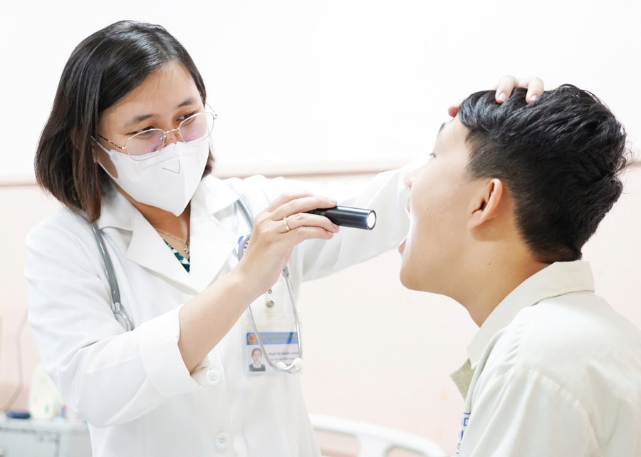 BS.CKI Phạm Thị Hoàng Oanh - Phó trưởng khoa điều hành Khoa Nhi - Bệnh viện Nhân dân Gia Định thăm khám cho bệnh nhi. e2467b8bc0784b261269.jpg