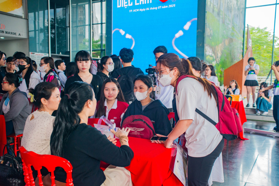 Khu vực Sảnh tư vấn đông đảo các bạn sinh viên đến tìm hiểu thông tin tuyển dụng. pic-12.jpg