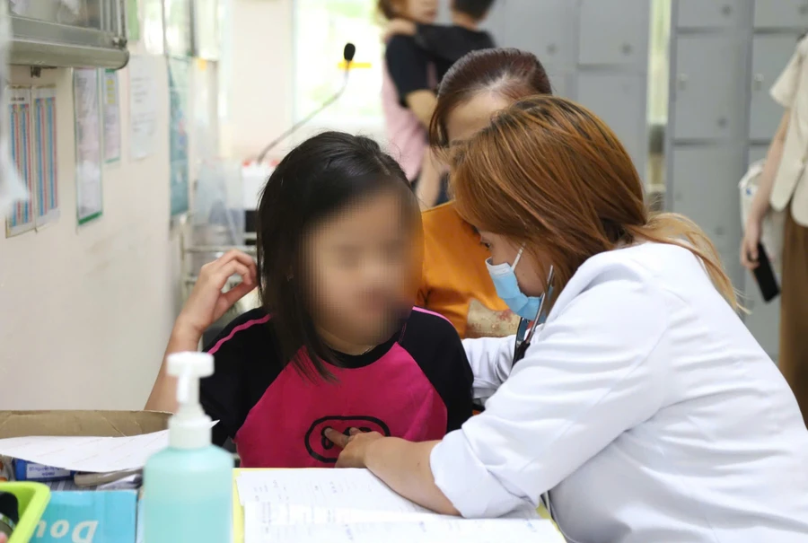 Bác sĩ Bệnh viện Nhi đồng 2 thăm khám cho bệnh nhi. 