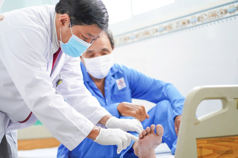 Sau phẫu thuật, chân bệnh nhân giảm sưng, có thể đi lại. z7021423128610-c4dfcf4c99364270dd507a361121d463.jpg