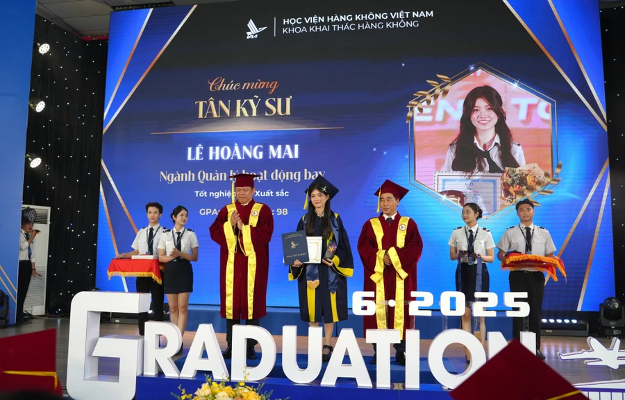 Sinh viên Lê Hoàng Mai, khóa 2021 - ngành Quản lý hoạt động bay nhận bằng tốt nghiệp.