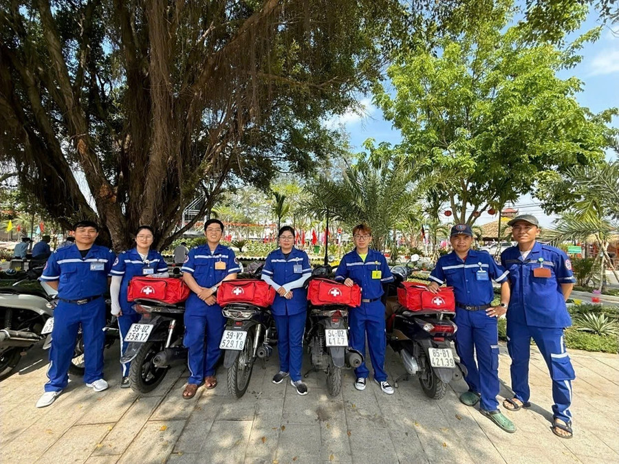 Nhân viên y tế sẵn sàng cấp cứu khi có sự cố xảy ra.