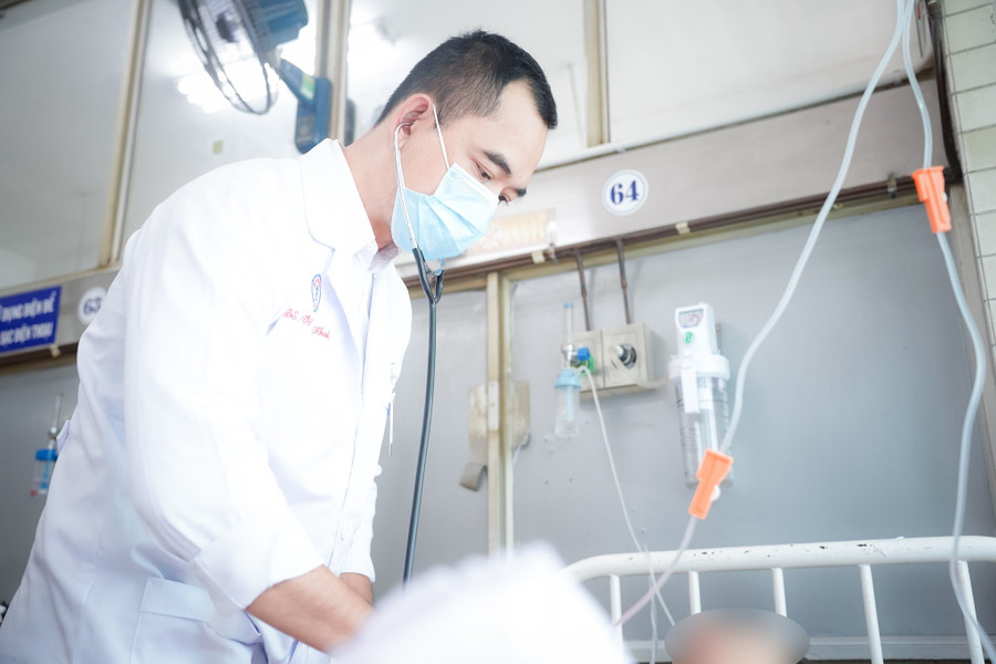 BS.CKII Võ Công Khanh, Phó khoa Ngoại Tiêu hóa thăm khám cho bệnh nhân. (Ảnh: BVCC) 503837671-722707356928839-6586958990800770535-n.jpg