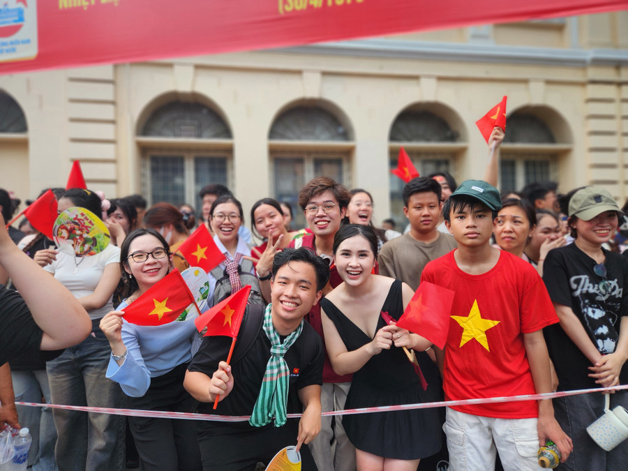 Chiều 25/4, trung tâm TPHCM được khoác lên mình tấm áo đỏ rực rỡ khi hàng nghìn người dân đổ về khu vực đường Lê Duẩn và các tuyến phố xung quanh để theo dõi buổi sơ duyệt diễu binh, diễu hành cấp Nhà nước.