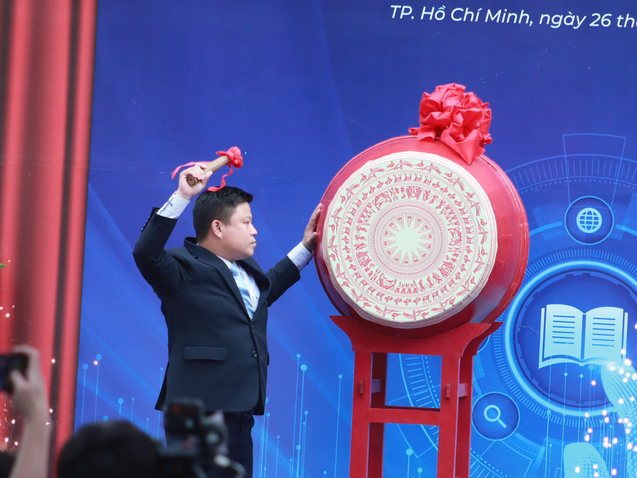 ThS Lê Thiên Huy – Tân Hiệu trưởng Trường Cao đẳng nghề Hoa Sen đánh trống khai giảng năm học 2025 - 2026. z7052022833044-b7cf3910bbe83564b8a6a875124e2849.jpg