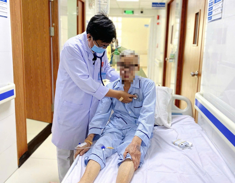 Bác sĩ thăm khám cho bệnh nhân. z7174498724639-8330b0ee9197e2a60b8b3b0b02aa6286.jpg