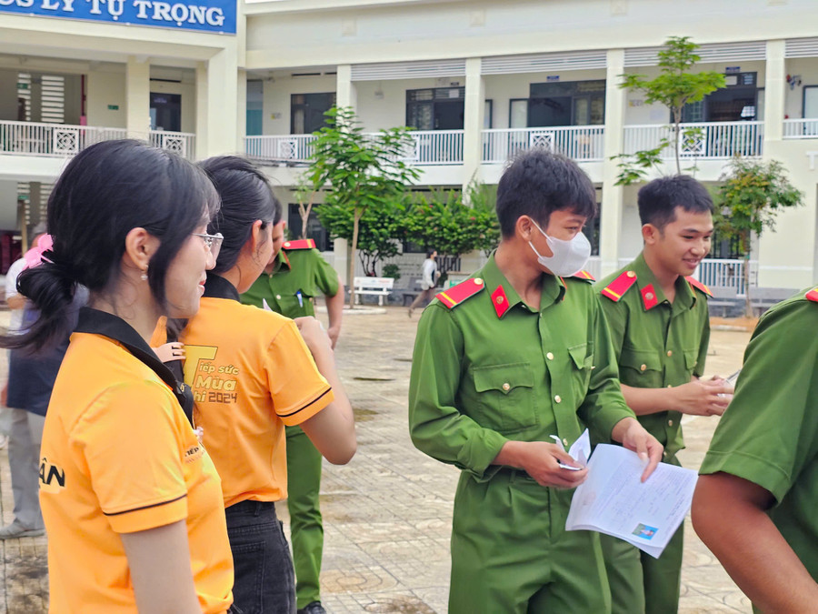 Các tình nguyện viên xếp hạc giấy tặng thí sinh. b533ae8d2f45981bc154.jpg