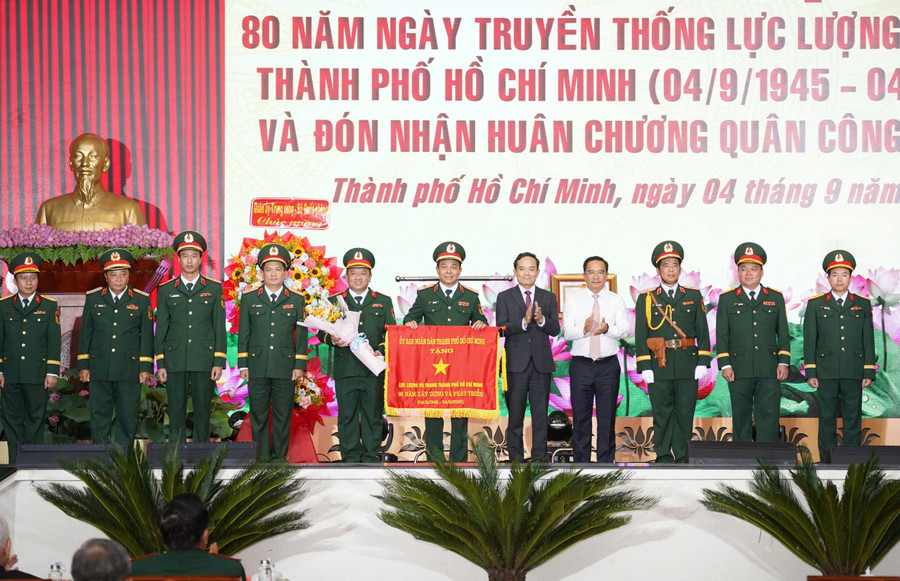 Ông Trần Lưu Quang - Bí thư Thành ủy TPHCM và ông Nguyễn Văn Được - Chủ tịch UBND TPHCM trao Cờ truyền thống cho Lực lượng vũ trang TPHCM. 3fcea80cf7387c662529.jpg