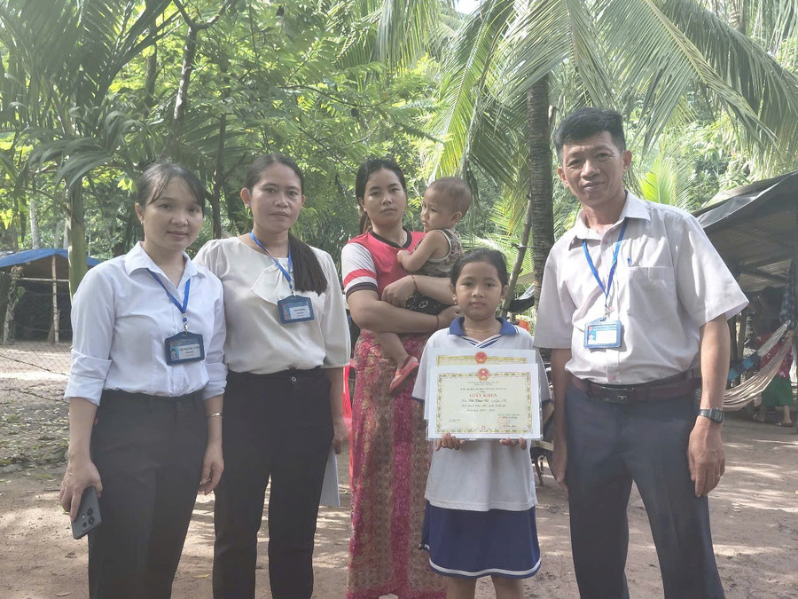 Hiệu trưởng và giáo viên đến thăm vận động em Thi Chăn Ri học sinh lớp 3B chuẩn bị cho năm học mới. van-dong-ra-lop-3.jpg