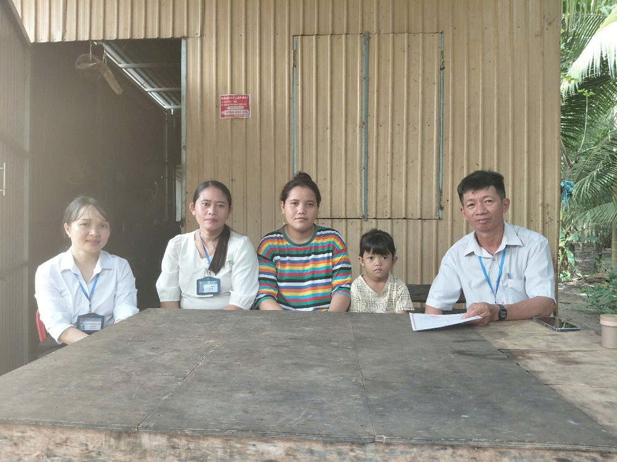 Hiệu trưởng Lê Văn Bảo cùng giáo viên trong trường đến nhà em Von Ni Ta vận động ra lớp 1. 