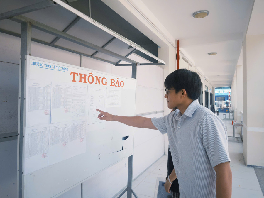 Thí sinh Thiên Tú tại điểm thi Trường THCS Lý Tự Trọng. 3e4a23276af9dda784e8.jpg