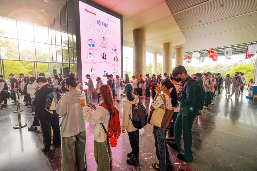 Sinh viên tham gia hội thảo chuyên đề “Mỹ phẩm: Từ công bố, sản xuất đến đảm bảo chất lượng”.