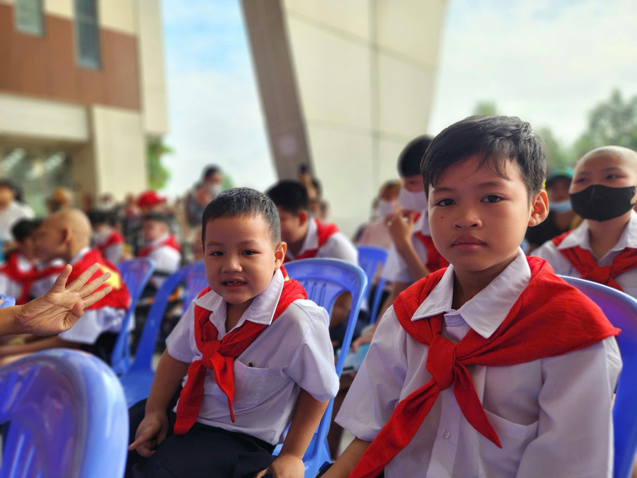 Với các em, lớp học là nơi thắp lên những ước mơ. Em Võ Hoàng Bảo Long (bên phải, 11 tuổi, quê Cần Thơ) điều trị ung thư máu 6-7 năm nay, bộc bạch: "Con chỉ ước mơ có thể khỏe mạnh và đến trường như bao bạn bè khác”. 169eb1199a35116b4824.jpg