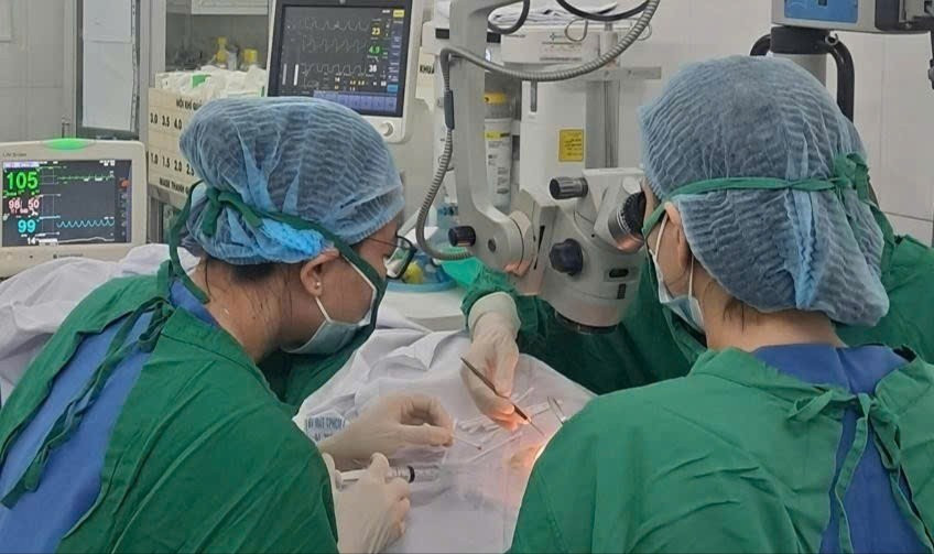 Ekip thực hiện phẫu thuật. (Ảnh: BVCC)