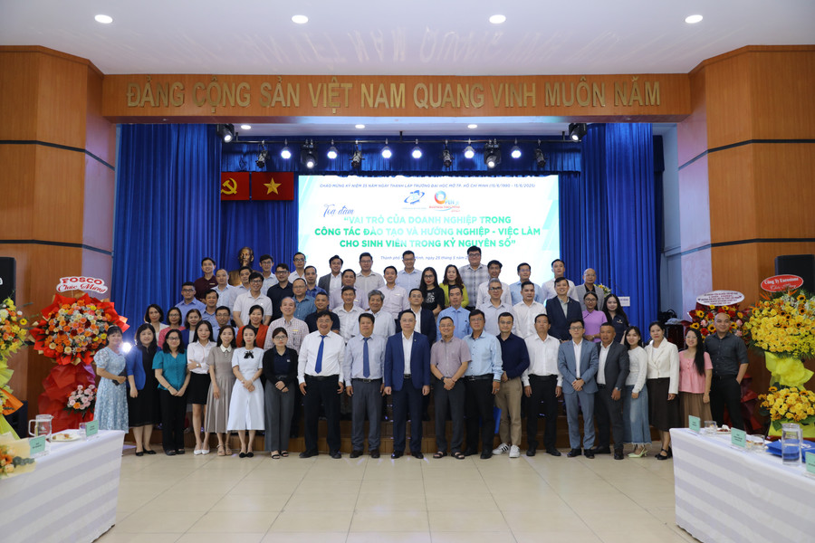 Nhà trường và đại diện các doanh nghiệp tham dự chương trình. img-3214.jpg