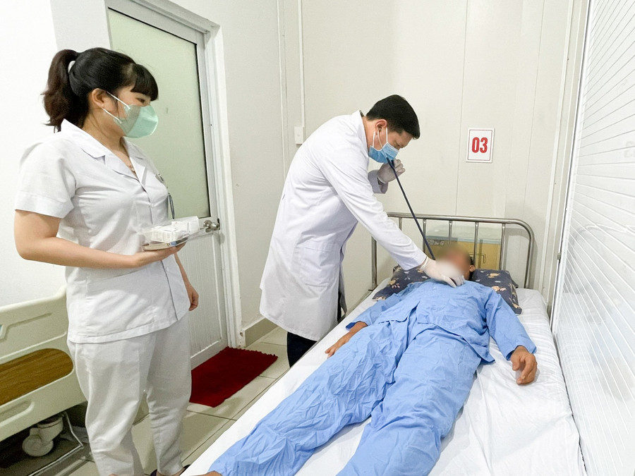 Bác sĩ thăm khám cho bệnh nhân. (Ảnh: BVCC) 3.jpg