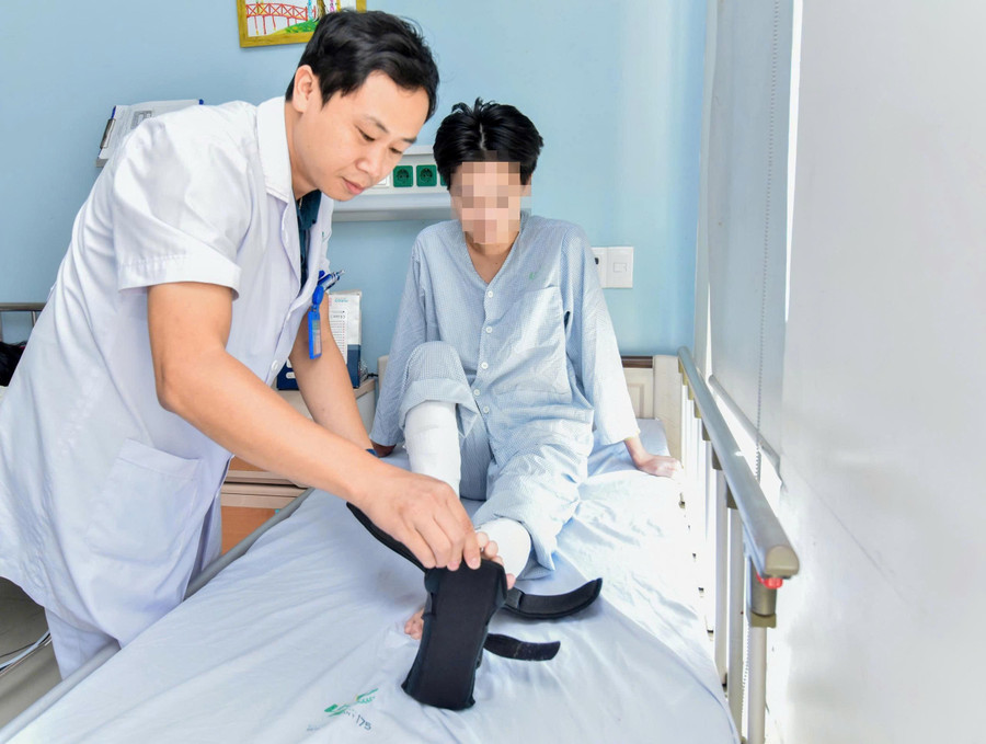 BS.CKII Thân Văn Hùng thăm khám cho bệnh nhân. (Ảnh: BVCC)