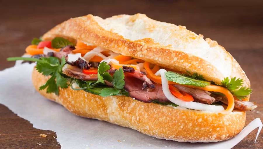 Nhiều người nghi ngộ độc thực phẩm sau khi ăn bánh mì. (Ảnh minh họa: ITN)