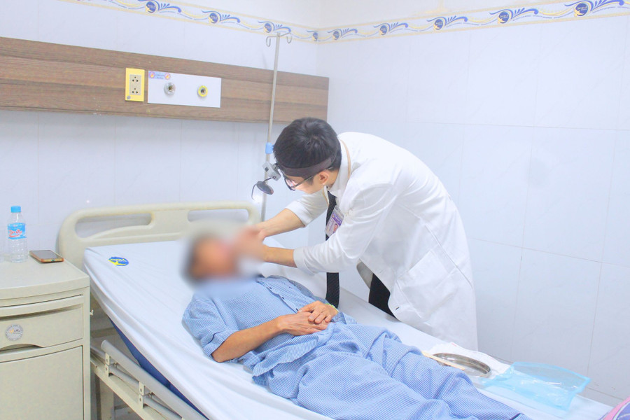 Bác sĩ thăm khám cho bệnh nhân sau phẫu thuật. (Ảnh: BVCC) 1000148158.jpg