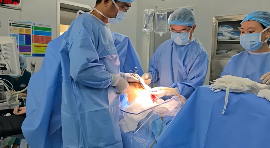 Ca phẫu thuật kéo dài 4 tiếng tại Bệnh viện Từ Dũ (TPHCM). Ảnh: BVCC