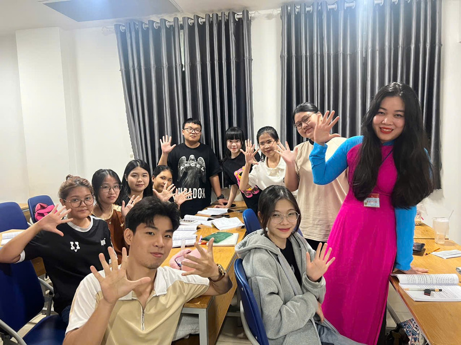 Bén duyên với nghề giáo, nhà báo Yến Ngọc nhận được sự yêu mến của sinh viên. 4db4abb37106c5589c17.jpg