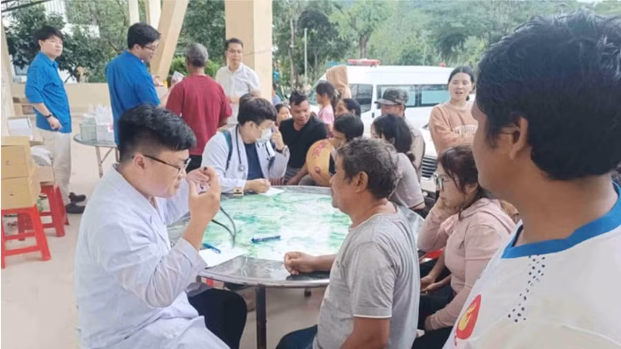 Y bác sĩ TPHCM khám, chữa bệnh và cấp phát thuốc miễn phí cho người dân vùng lũ Khánh Hòa. (Ảnh: H.L) 