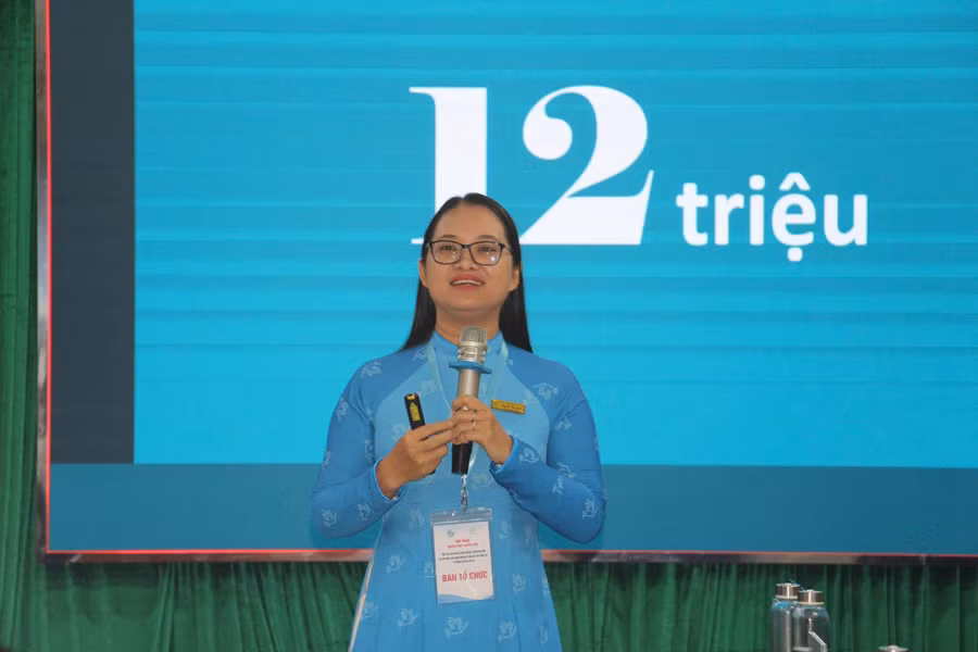 Bà Nguyễn Thị Oanh - Phó Giám đốc Phân hiệu Học viện Phụ nữ Việt Nam trình bày tại hội thảo.