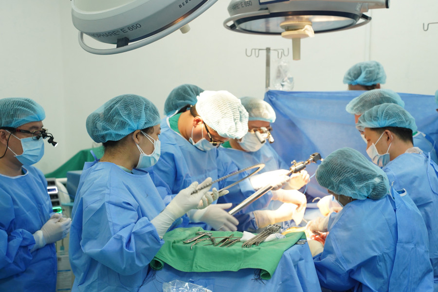 Ekip thực hiện phẫu thuật.