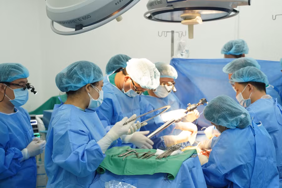 Ekip thực hiện phẫu thuật.