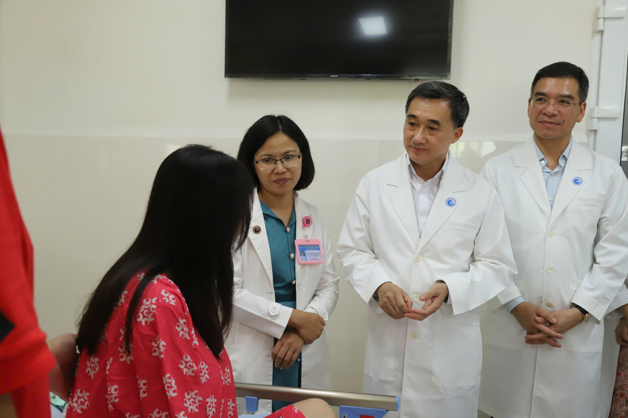 Thứ trưởng Bộ Y tế Trần Văn Thuấn thăm hỏi, động viên thai phụ người Singapore. 38ce57dd423bf665af2a.jpg
