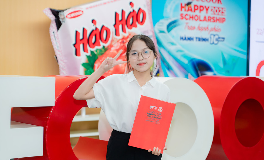 Sinh viên nhận học bổng Acecook Happy Scholarship 2025. 