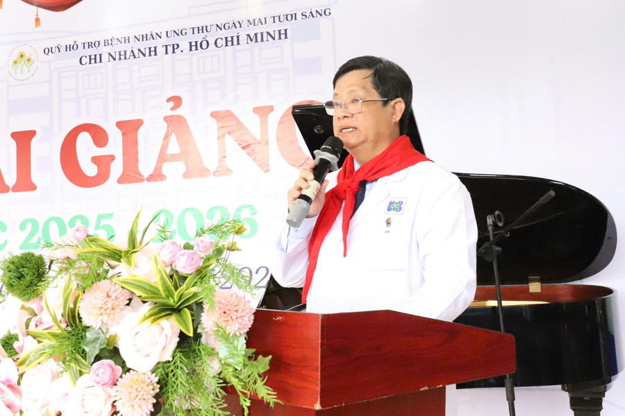 Phát biểu tại buổi lễ, TS.BS Diệp Bảo Tuấn – Giám đốc Bệnh viện, chia sẻ, lớp học Hoa Hướng Dương, với những học sinh là các em bệnh nhi ở nhiều cấp độ khác nhau được duy trì suốt 16 năm qua. Đây là nguồn động viên lớn để các em tiếp tục chữa bệnh. 15a1ec88bea735f96cb6.jpg