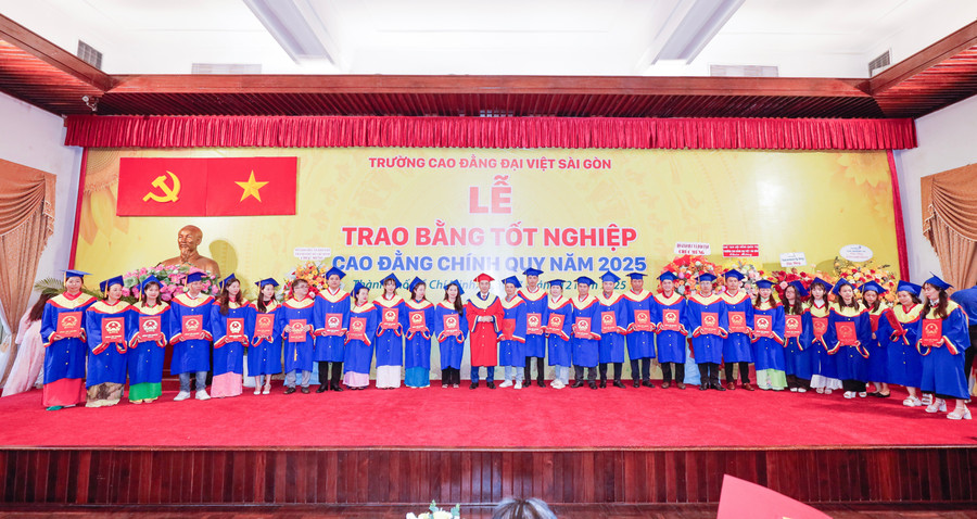Trường CĐ Đại Việt Sài Gòn tổ chức Lễ trao bằng Tốt nghiệp.
