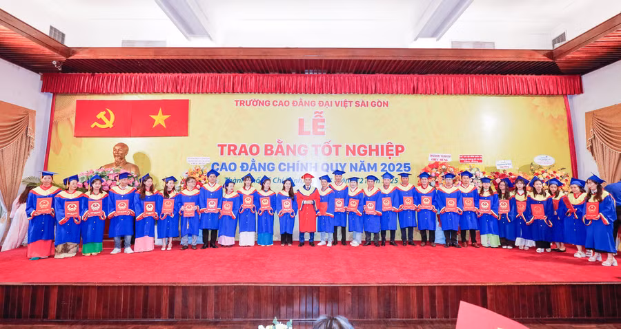 Trường CĐ Đại Việt Sài Gòn tổ chức Lễ trao bằng Tốt nghiệp.