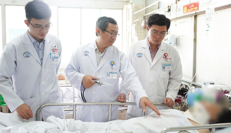 Bác sĩ thăm khám cho bệnh nhân. (Ảnh: BVCC)