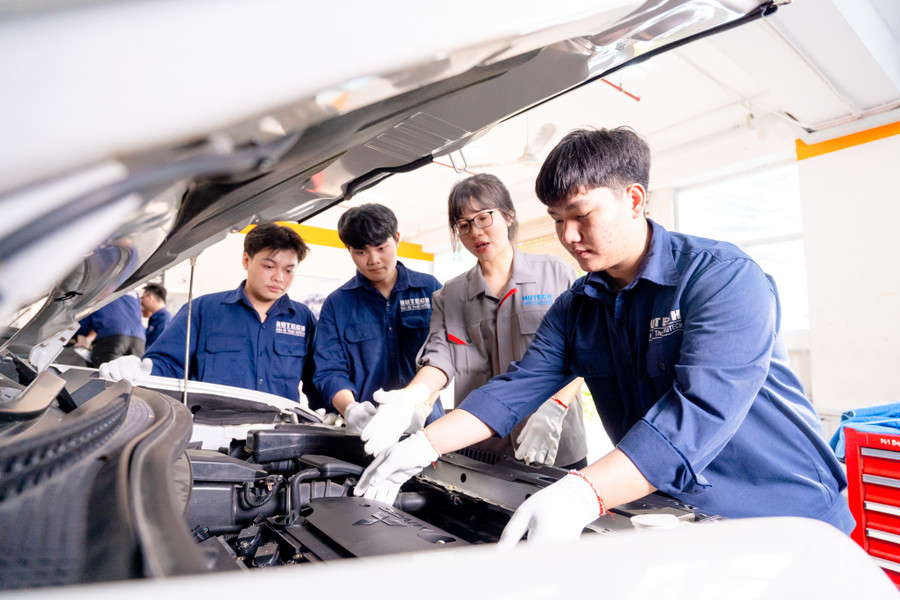 Sinh viên ngành Công nghệ kỹ thuật ô tô của HUTECH đang thực hành. 