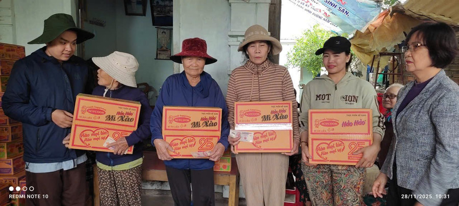 Sản phẩm đến với bà con vùng lũ Đắk Lắk.