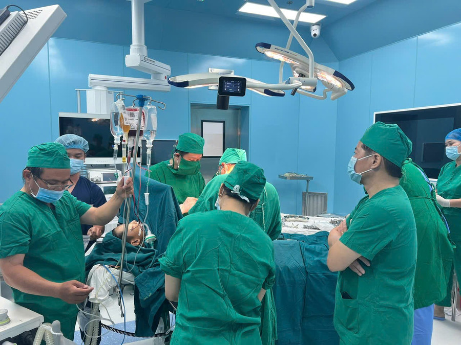 Các bác sĩ làm việc tại phòng mổ. (Ảnh: BVCC)