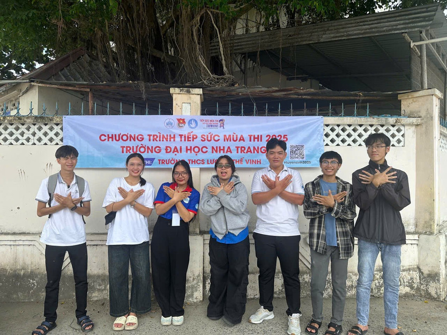 Sinh viên tình nguyện Trường Đại học Nha Trang tại điểm thi Trường THCS Lương Thế Vinh.