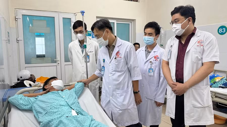 Các bác sĩ thăm khám người bệnh sau phẫu thuật. (Ảnh: BVCC)