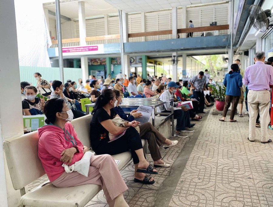 Người dân chờ thăm khám tại Bệnh viện Thống Nhất TPHCM.