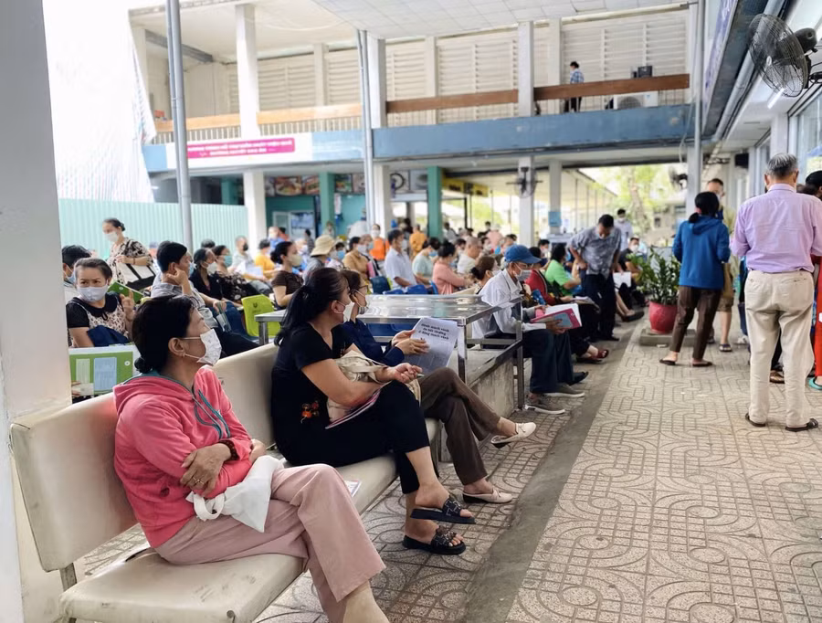 Người dân chờ thăm khám tại Bệnh viện Thống Nhất TPHCM.