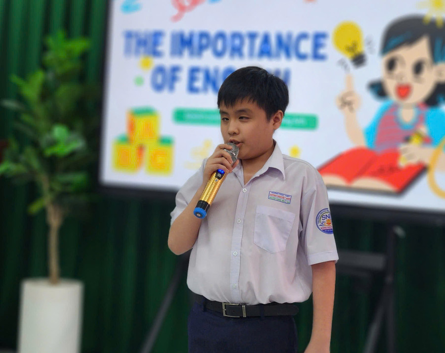Nguyễn Hoàng Anh, thí sinh bảng Hòa nhập dạt giải Nhất với chủ đề "English: My Bridge to the World" (Tiếng Anh: Cây cầu kết nối tôi với thế giới).