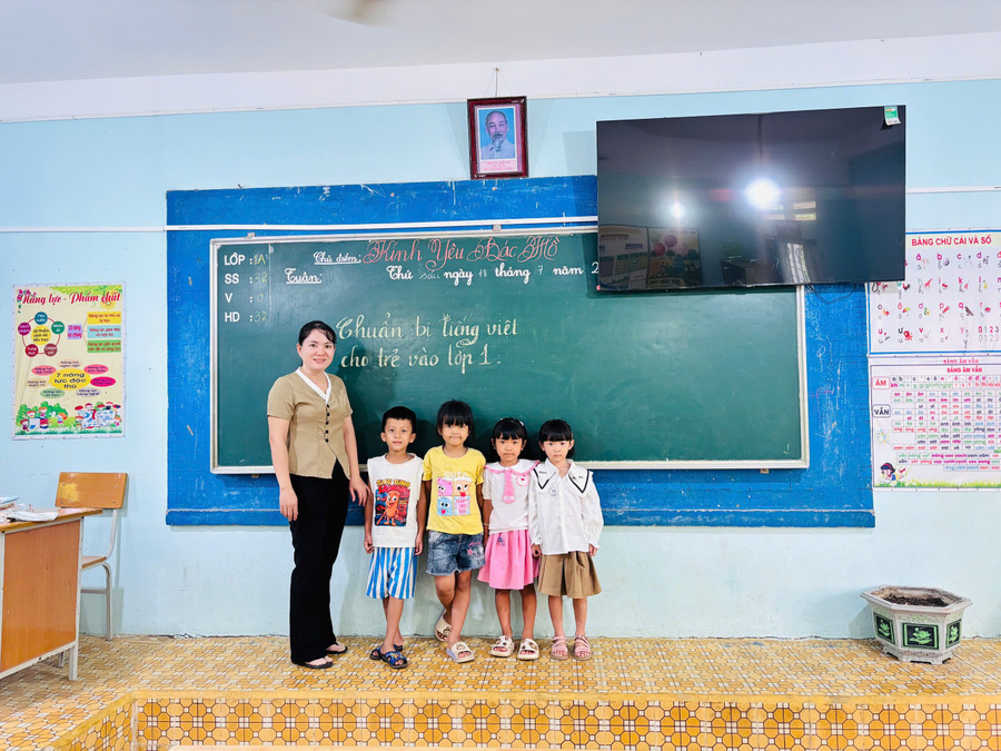 Nhà trường tăng cường cơ sở vật chất, bổ sung đồ dùng, đồ chơi và thiết bị dạy học phù hợp. e7d6d35009c2bf9ce6d3.jpg