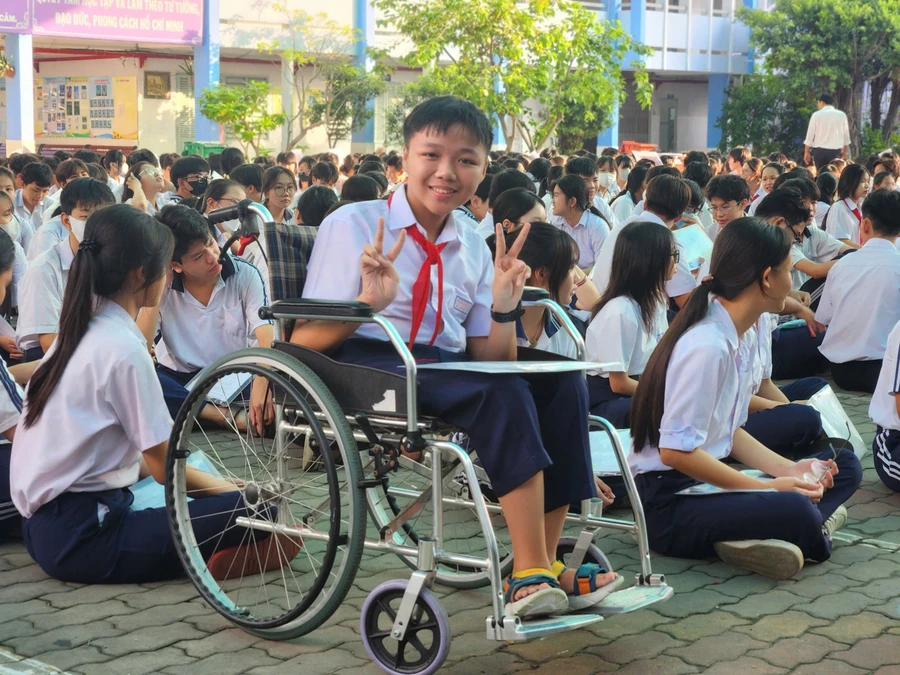 Mai Xuân Triều, học sinh lớp 9A1, Trường THCS Phan Đăng Lưu tại điểm thi. (Ảnh: L.N)