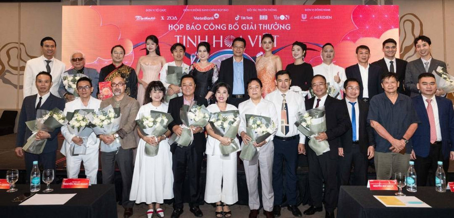 Hội đồng Giám khảo quy tụ nhiều tên tuổi uy tín. nhq07270-1.jpg