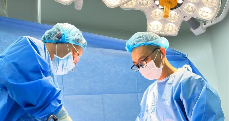 Ekip thực hiện phẫu thuật. (Ảnh: BVCC)