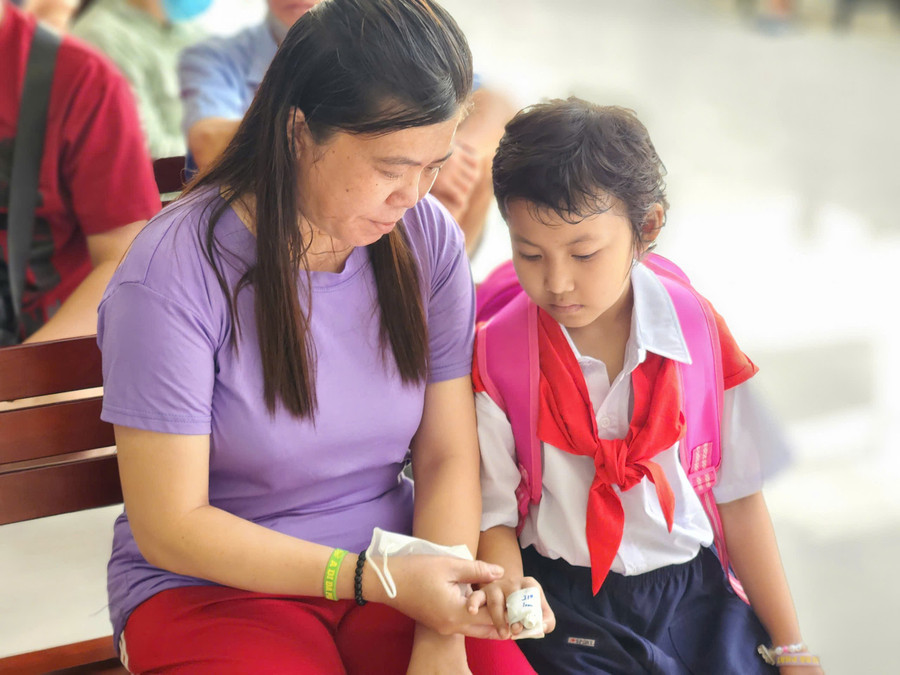 Tương tự, chị Lưu Thị Ánh, có con gái 7 tuổi đang chiến đấu với bệnh U nguyên bào, cho biết: “Chúng tôi cảm ơn đội ngũ y bác sĩ không chỉ quan tâm sức khỏe mà còn tạo ra một nơi học tập, vui chơi bổ ích, động viên các cháu mỗi ngày. Tôi hy vọng con mình và tất cả trẻ em đều có thể vượt qua căn bệnh quái ác này”. 2397019032603723767.jpg